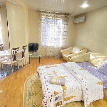 Ultracentral Apartment Puskin Street キシナウ エクステリア 写真
